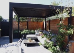 Outdoor-Wohnzimmer im Garten, moderne pergola, anthrazit, innovatio, terrassenplatten verlegen, gartenbau, moderner-sichtschutzzaun-holz