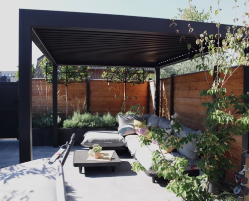 Outdoor-Wohnzimmer im Garten, moderne pergola, anthrazit, innovatio, terrassenplatten verlegen, gartenbau, moderner-sichtschutzzaun-holz
