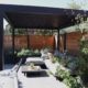 Outdoor-Wohnzimmer im Garten, moderne pergola, anthrazit, innovatio, terrassenplatten verlegen, gartenbau, moderner-sichtschutzzaun-holz